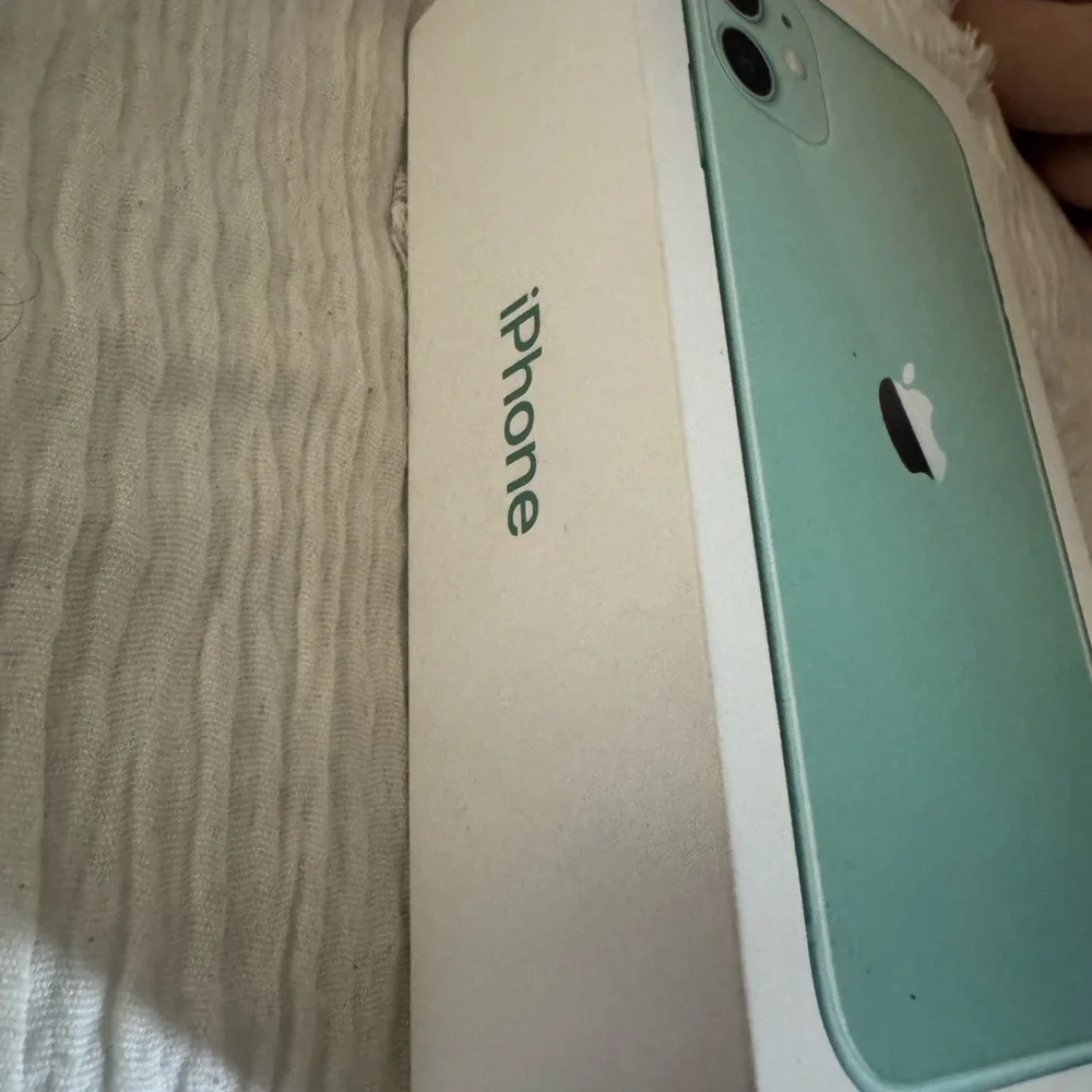 iPhone 11, Green, 128GB BOX ONLY
